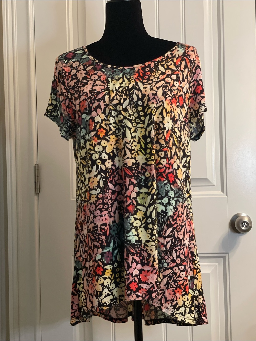 CABLE & GAUGE  Black with Colorful Floral Short Sleeve Tunic